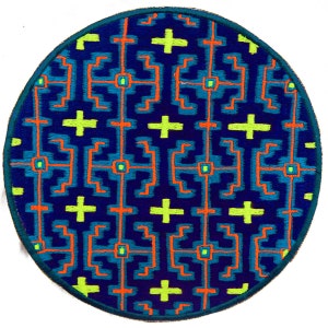 Puede incluir: Parche bordado circular con un patrón geométrico en tonos azules, naranjas y verdes. El diseño presenta formas repetidas y elementos en forma de cruz, con un fondo azul oscuro y un borde turquesa.
