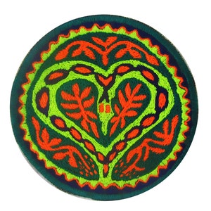 Peut inclure: Un patch rond brodé de couleur verte, bleue et orange avec un motif en forme de cœur au centre.