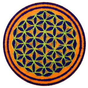 Pode incluir: Remendo bordado redondo com um design de flor da vida. O remendo tem um fundo laranja brilhante, uma borda azul escura e um padrão central em azul e verde claro. Ideal para personalizar roupas ou acessórios. Diâmetro de aproximadamente 10 cm.