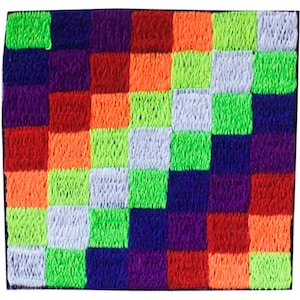 Pode incluir: Um design de patchwork colorido com quadrados de verde, roxo, vermelho, laranja e branco. Os quadrados são dispostos em um padrão diagonal.