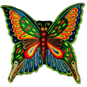 Peut inclure: Écusson papillon brodé aux couleurs vives. Le papillon présente un motif détaillé avec des accents verts, bleus, rouges et jaunes. Les ailes ont des motifs complexes et le corps est marron. L'écusson est sur fond blanc.