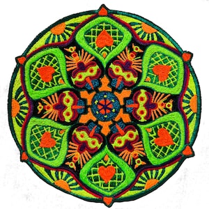 Peut inclure: Écusson brodé circulaire avec un motif de mandala. Le patch présente un motif symétrique avec des éléments verts, orange et violets. Le design comprend des formes de cœur, des éclats de soleil et des motifs floraux complexes, le tout sur un fond noir.
