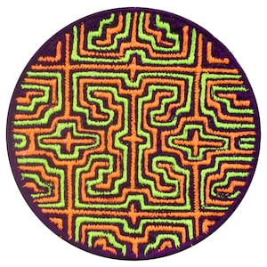 Pode incluir: Um remendo redondo bordado de cor roxa com um padrão geométrico em verde e laranja.