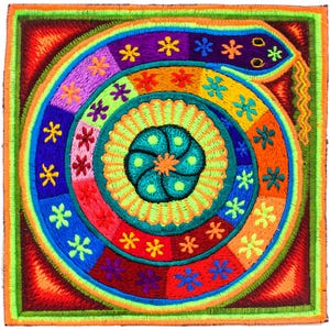 Pode incluir: Um têxtil bordado vibrante com um design em espiral e uma cabeça semelhante a uma serpente. A obra de arte apresenta um caleidoscópio de cores, incluindo vermelho, laranja, amarelo, verde, azul e roxo, com detalhes florais. A peça quadrada é emoldurada com uma borda verde.