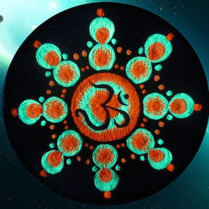 AUM Bubbles Patch Schwarzlicht aktives Mandala