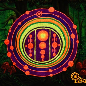Puede incluir: Un diseño circular psicodélico y brillante con círculos concéntricos en tonos de morado, naranja y verde. El diseño está rodeado de un fondo de bosque verde oscuro con setas rojas.