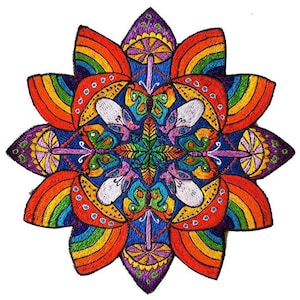 Peut inclure: Mandala brodé aux couleurs de l'arc-en-ciel : rouge, orange, jaune, vert, bleu et violet. Le motif complexe comprend des motifs floraux et de papillons, avec un motif central en forme d'étoile. Le design est circulaire.