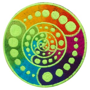 Pode incluir: Um remendo circular bordado com um design de espiral arco-íris. A espiral é composta por diferentes seções coloridas, cada uma com um padrão de pequenos círculos. O fundo do remendo é de cor verde claro.