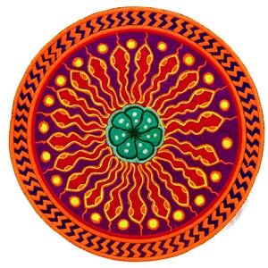 Pode incluir: Remendo bordado circular com um design vibrante. O remendo apresenta um centro roxo com detalhes vermelhos, laranja e amarelo. Um design floral verde está no centro, rodeado por uma borda em zigue-zague laranja e azul.
