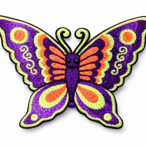 Mariposa púrpura pequeña y hermosa