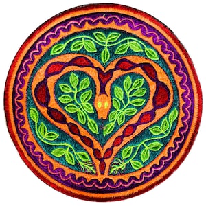 Pode incluir: Um remendo circular bordado com um design colorido. O centro apresenta duas cobras entrelaçadas formando uma forma de coração, cercadas por folhas verdes. A borda exterior é um padrão ondulado multicolorido.