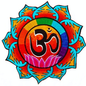 Peut inclure: Écusson brodé représentant une fleur de lotus colorée avec un symbole Om central. L'écusson présente une palette de couleurs vives, notamment rouge, orange, jaune, vert, bleu et violet, sur fond blanc.