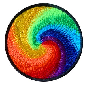 Peut inclure: Un patch rond brodé de couleurs avec un motif de spirale arc-en-ciel. Les couleurs sont le rouge, l'orange, le jaune, le vert, le bleu, l'indigo et le violet.