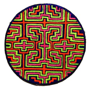 Pode incluir: Um patch redondo bordado com um design geométrico. O design apresenta um padrão labiríntico em verde néon, rosa choque e laranja, sobre um fundo azul escuro. O patch é circular e tem uma borda azul escura.