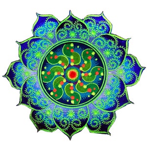 Könnte beinhalten: Gestickter Aufnäher mit detailliertem floralem Design. Der Aufnäher zeigt Blau-, Grün- und Rottöne. Das kreisförmige Design hat komplizierte Muster und eine geschichtete Blütenblattanordnung. Ideal zum Aufnähen auf Kleidung oder Accessoires. Durchmesser ca. 15 cm.