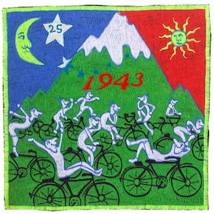 Könnte beinhalten: Ein grüner, roter und blauer gestickter Patch mit einem Berg, Sonne, Mond und Sternen. Der Patch zeigt das Jahr 1943 und die Zahl 25. Der Patch zeigt auch eine Gruppe von Menschen, die Fahrrad fahren.