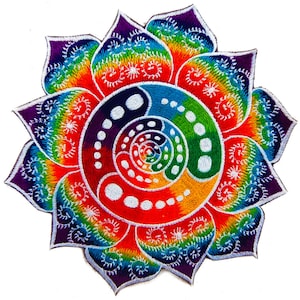 Könnte beinhalten: Gestickter Aufnäher mit einem farbenfrohen Lotusblumen-Design. Der Aufnäher zeigt einen Regenbogen aus Farben, darunter Rot, Orange, Gelb, Grün, Blau und Lila, angeordnet in konzentrischen Kreisen und Blütenblattformen. Das Design beinhaltet eine zentrale Spirale.