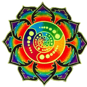 Könnte beinhalten: Gestickter Aufnäher mit einem farbenfrohen Lotusblumen-Design. Die Blütenblätter sind schwarz umrandet und haben einen neongrünen Rand. Das Zentrum hat ein Spiraldesign mit gelben Akzenten.