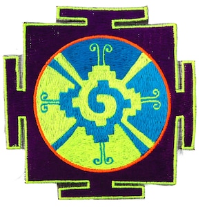 Peut inclure: Écusson brodé avec un motif géométrique, une spirale centrale et des lignes rayonnantes. Le patch a un fond violet avec des accents vert néon et bleu, et une bordure orange. Le design est carré avec une forme en croix.