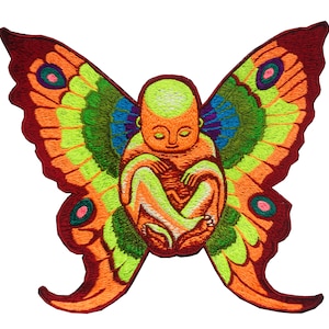 Könnte beinhalten: Gestickter Aufnäher mit einer menschlichen Figur mit großen Schmetterlingsflügeln. Die Figur ist orange und gelb, die Flügel sind grün, orange und rot mit blauen Akzenten.