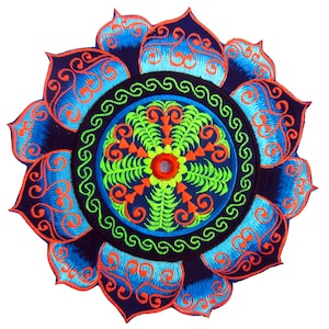 Pode incluir: Patch bordado com um design floral. O patch apresenta pétalas em camadas em tons de azul, com detalhes em laranja e verde. O centro tem um padrão circular com bordados detalhados.