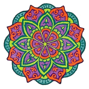 Op de afbeelding: Een kleurrijk mandala-ontwerp met een helder oranje, groen, paars en teal kleurenschema. De mandala is ingewikkeld en gedetailleerd, met een bloemmotief.
