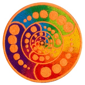 Könnte beinhalten: Runder, gestickter Aufnäher mit einem Spiraldesign in Regenbogenfarben, darunter Rot, Orange, Gelb, Grün, Blau und Lila. Das Design zeigt orangefarbene Kreise und einen kontrastierenden orangefarbenen Rand. Der Aufnäher ist wahrscheinlich für Kleidung oder Accessoires.