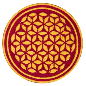 Pode incluir: Patch bordado circular com um padrão geométrico da flor da vida em amarelo sobre um fundo bordô. O patch tem uma borda bordô com uma faixa amarela. Adequado para roupas ou acessórios, com cerca de 10 cm de diâmetro.