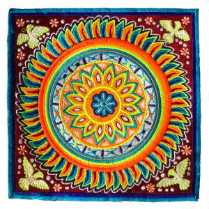 Peut inclure: Textile carré brodé avec un motif circulaire vibrant. Le motif central présente des cercles concentriques aux tons orange, jaune, bleu et vert. Les coins affichent des oiseaux brodés et des motifs floraux, sur un fond bordeaux foncé.