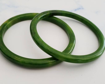 Vintage Pair of GREEN and YELLOW Swirl BAKELITE Bangle Bracelets *Excellent*