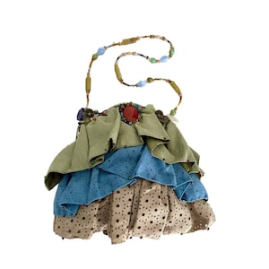 Bolso de mano vintage bohemio con volantes y cuentas, estilo coqueto y fluido de Mary Frances