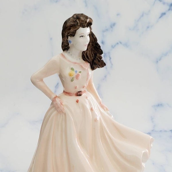 Vintage COALPORT 1994 Debutante "Lesley" Figurine Peach Dress Brown Hair