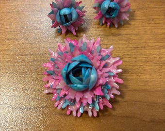 Gorgeous bright vintage handmade seashell brooch and earring set in fabulous condition, 1950s SEE DESCRIPTION