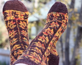 Peut inclure: Une paire de chaussettes en tricot brun et jaune avec un motif géométrique. Les chaussettes sont faites avec un fil fin et ont une texture douce.