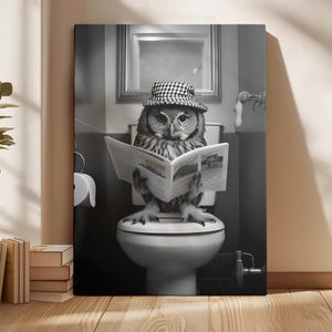 Impresión artística de pared para baño con un divertido búho, póster de animales con humor para el baño, decoración de búho leyendo para el baño o el tocador.