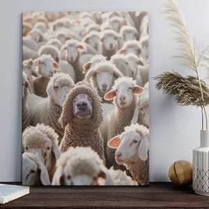 Arte mural de animales divertidos: Impresión de perro impostor en manada de ovejas, decoración de granja, póster de animales peculiares, imagen de broma de perro y oveja, regalo para amantes de los perros