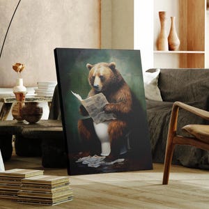 Arte mural de oso caprichoso en el inodoro - Pintura humorística de animales - Decoración original para el baño - Impresión de oso antropomórfico - Póster divertido y novedoso