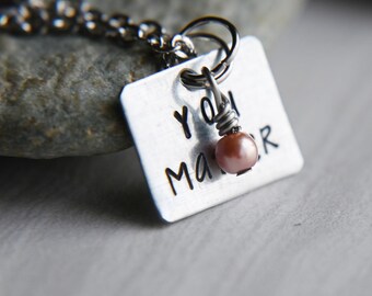Könnte beinhalten: Eine silberne Halskette mit einem kleinen silbernen Anhänger, auf dem "You Matter" steht, und einer rosa Perle.