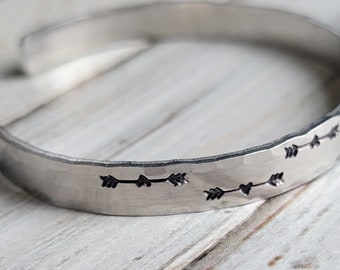 Brazalete de aluminio con forma de corazón y flecha estampado a mano - Joyería Boho