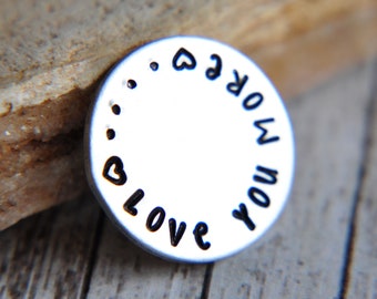Love You More-zakmuntje - met de hand gestempeld aluminium aandenken