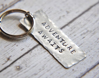 Adventure Awaits Keychain - Cadeau de voyage - Accessoires de voyage - Cadeau de graduation - Cadeau de diplômé - Cadeau de voyageur