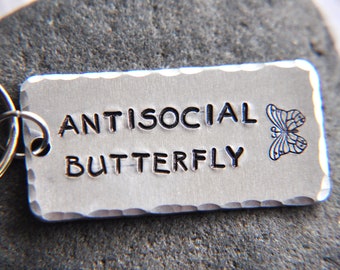 Antisozialer Schmetterling Schlüsselbund: Hand gestempelt Aluminium Introvert Geschenk