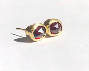 Kolczyki z litego złota z granatem, kolczyki ze sztyftem 14k, wyjątkowe kolczyki z granatem, owalne kolczyki z granatem, kolczyki z kamieniem szlachetnym z granatem