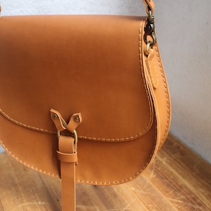 Besace en cuir, bandoulière en cuir, cartable, sac à bandoulière, sac cartable, sac en cuir, fil ciré, fait main, cadeau.