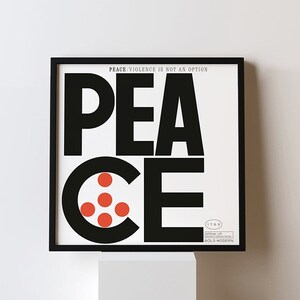 Puede incluir: Una impresi&oacute;n enmarcada en blanco y negro con la palabra "PEACE" en letras negras y en negrita. La "C" est&aacute; llena de puntos rojos. El texto "PEACE: VIOLENCE IS NOT AN OPTION" est&aacute; en la parte superior de la impresi&oacute;n. El texto "1789" est&aacute; en la parte inferior de la impresi&oacute;n, con el texto "DREAM UP BOLD MODERN" debajo.