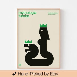 Puede incluir: Un póster enmarcado con un diseño minimalista. El texto "mythologia turciæ" está en verde. Dos figuras negras con coronas verdes se destacan sobre un fondo crema. El póster está en un marco de madera clara.