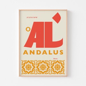 Könnte beinhalten: Gerahmter Kunstdruck mit dem Wort "AL" in großen, orangefarbenen Buchstaben und "ANDALUS" darunter. Der Druck hat einen cremefarbenen Hintergrund und einen dekorativen orange-gelben Rand. Koordinaten oben.