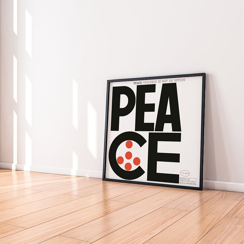 Puede incluir: Una impresi&oacute;n enmarcada en blanco y negro con la palabra "PEACE" en letras negras en negrita. La "E" se reemplaza por un c&iacute;rculo rojo con cuatro c&iacute;rculos rojos m&aacute;s peque&ntilde;os dentro. El texto "PEACE/VIOLENCE IS NOT AN OPTION" est&aacute; impreso en letras blancas peque&ntilde;as en la parte superior de la impresi&oacute;n.