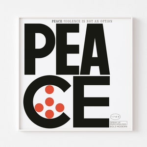 Puede incluir: Un p&oacute;ster de dise&ntilde;o gr&aacute;fico en blanco y negro con la palabra "PEACE" en letras grandes y en negrita. La "C" se reemplaza por un c&iacute;rculo que contiene cinco puntos rojos. El texto "PEACE/VIOLENCE IS NOT AN OPTION" est&aacute; en la parte superior del p&oacute;ster. El texto "SPEAK UP" y "BOLD MODERN" est&aacute; en la parte inferior del p&oacute;ster.
