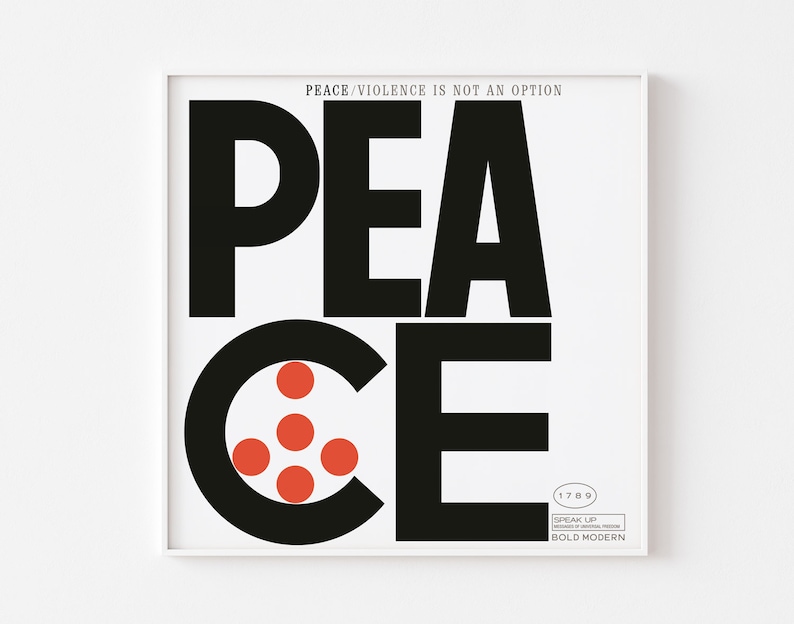 Puede incluir: Un p&oacute;ster de dise&ntilde;o gr&aacute;fico en blanco y negro con la palabra "PEACE" en letras grandes y en negrita. La "C" se reemplaza por un c&iacute;rculo que contiene cinco puntos rojos. El texto "PEACE/VIOLENCE IS NOT AN OPTION" est&aacute; en la parte superior del p&oacute;ster. El texto "SPEAK UP" y "BOLD MODERN" est&aacute; en la parte inferior del p&oacute;ster.